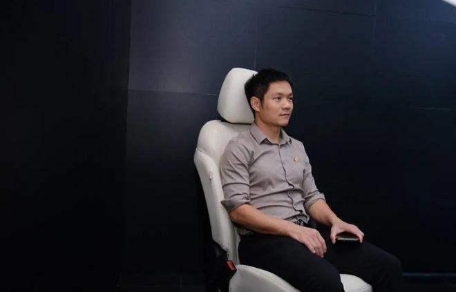 　　原子链CEO廖望坐在福耀集团展厅座椅上体验最先进的投影挡风玻璃