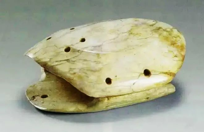 ▲凌家滩遗址中与玉版同时出土的玉龟。（图片来源：含山县人民政府官网）