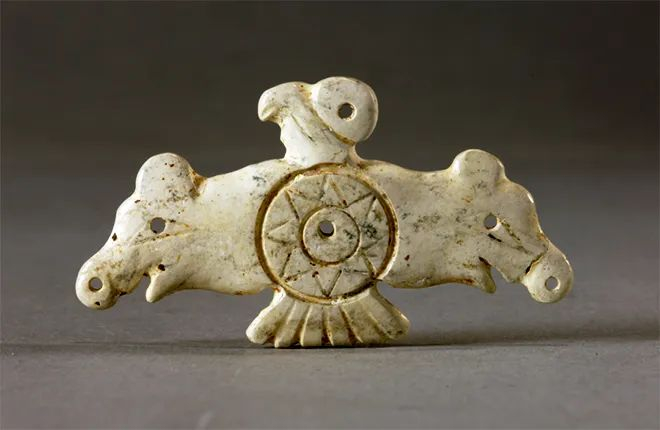 ▲凌家滩遗址出土玉鹰。（图片来源：含山县人民政府官网）