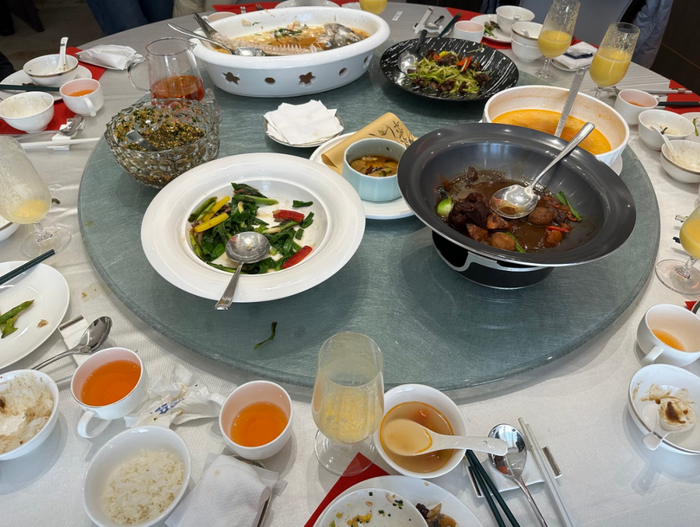 1月底，上海一家高档餐厅里，客人宴请结束后餐桌上仍有剩余。新华社记者 胡洁菲 摄