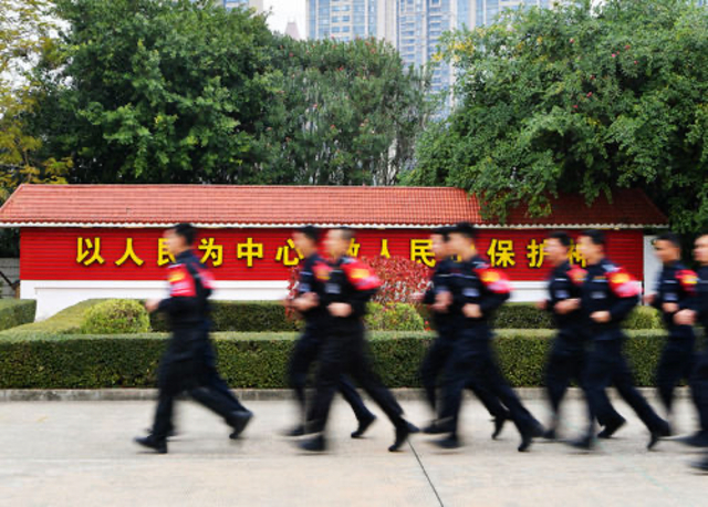 “漳州110”民警们在训练基地进行基础体能训练（2021年1月7日摄）。新华社记者 魏培全 摄