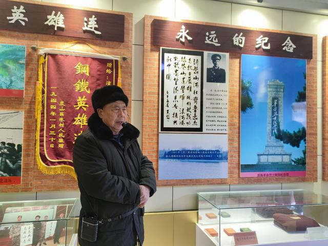2023年1月26日，王经臣在钢八连纪念馆中为游客讲解朱村保卫战的历史。  新京报记者 赵敏 摄
