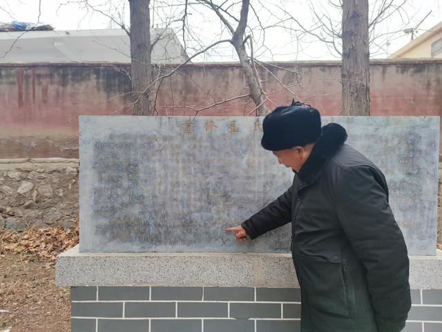 2023年1月26日，王经臣在朱村抗日烈士陵园介绍《重修王氏老陵记》碑文。  新京报记者 赵敏 摄