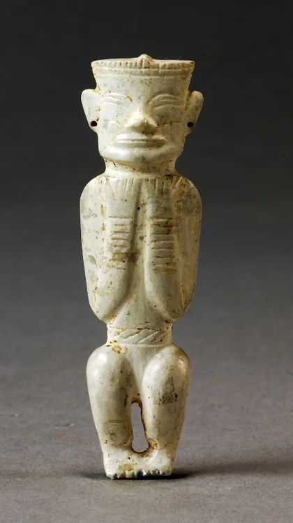 ▲凌家滩遗址出土玉人。（图片来源：含山县人民政府官网）