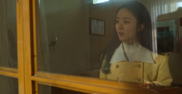 《风吹半夏》中，许半夏的家里有不少土黄色木家具