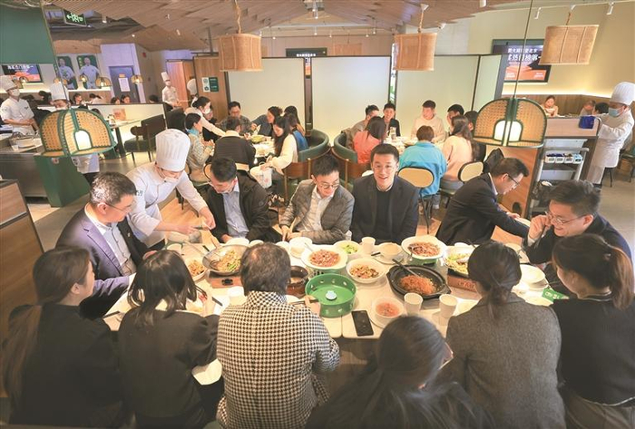 ▲1月31日中午，中航城天虹购物中心的一家餐厅内顾客盈门，座无虚席。