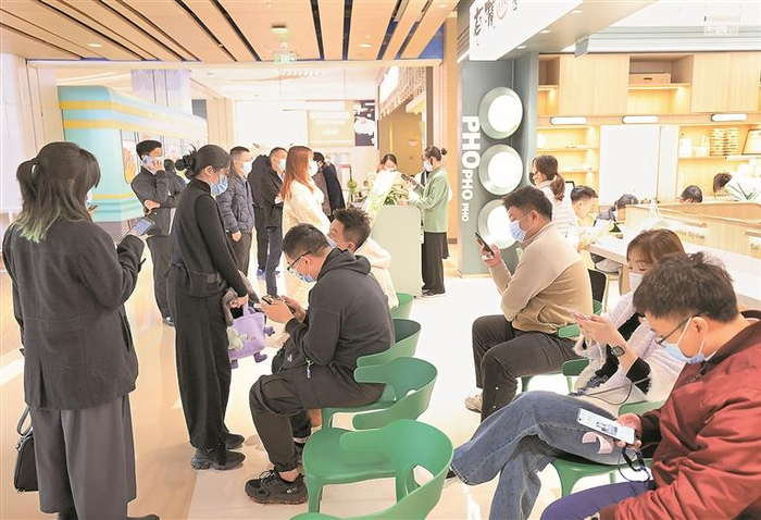 ▲1月31日，一购物中心里，许多餐厅顾客盈门，门口等候就餐的顾客排起了长队。 本版图片均由深圳晚报记者 陈玉 摄