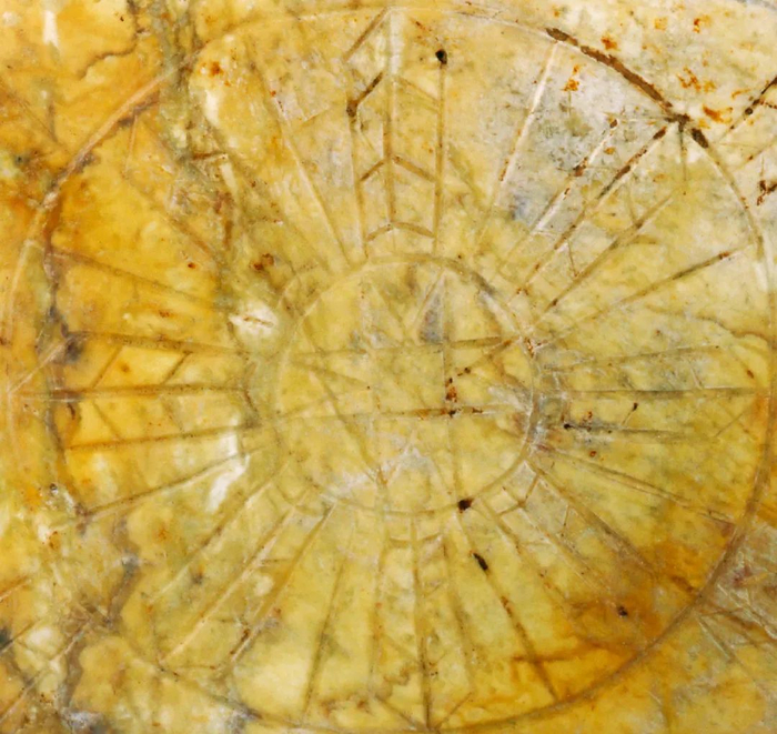 ▲凌家滩玉版局部纹饰。