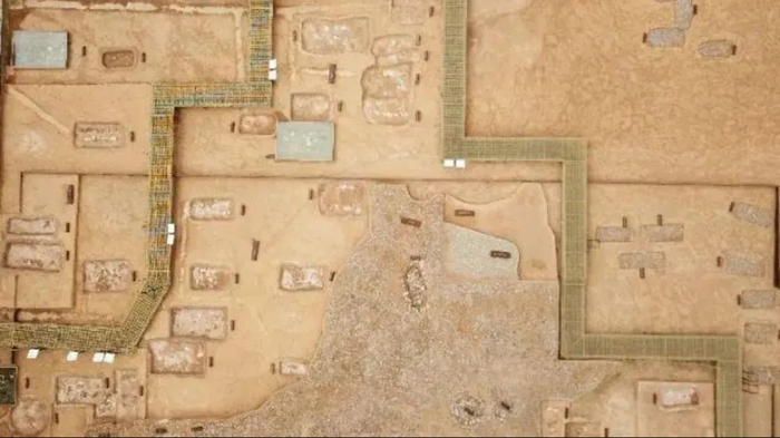 ▲凌家滩墓葬祭祀区航拍画面。（新华社记者 张端 摄）