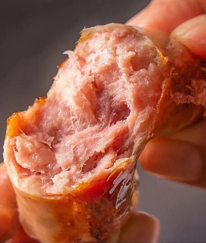 烤好的香肠，色泽鲜明光艳，增进食欲，Q脆弹韧、风味鲜美，吃起来肉香浓郁，唇齿留香！