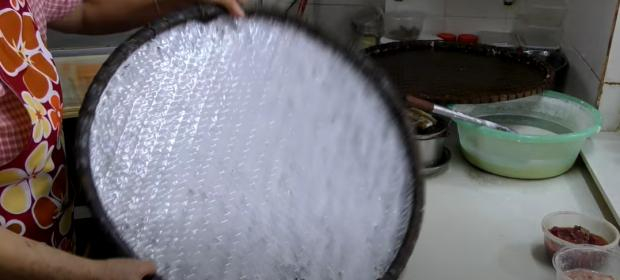 图片截取自视频《Bamboo-tray Rice Rolls》