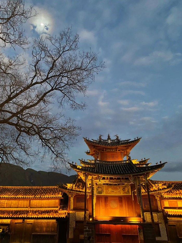 沙溪四方街的戏台夜色，作者供图