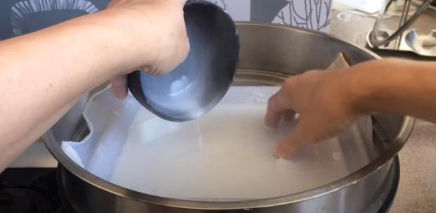 图片截取自视频《布拉肠粉 | 肠粉3步曲》