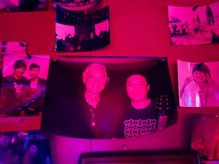 酒吧里的照片墙，许多名人曾在这里留影。摄影/顾翎羽