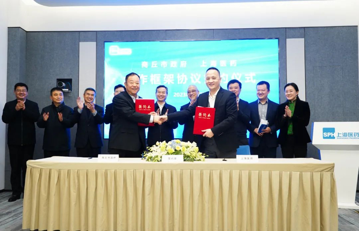 ▲上海医药执行董事、副总裁、财务总监沈波与商丘市政府党组成员梁万涛作为双方代表，签署战略合作协议。