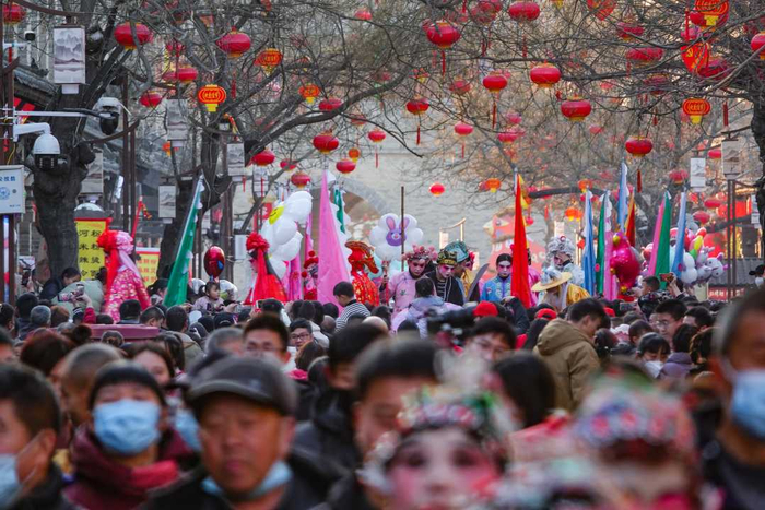 庙会上的红火氛围。吴国俊摄