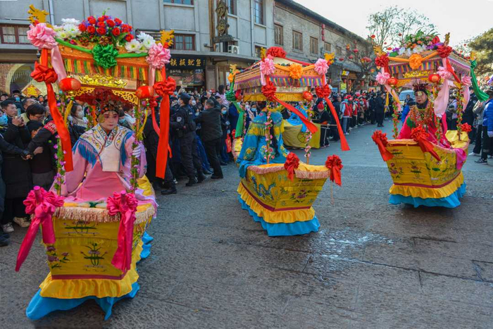 跑旱船表演。张银宝摄