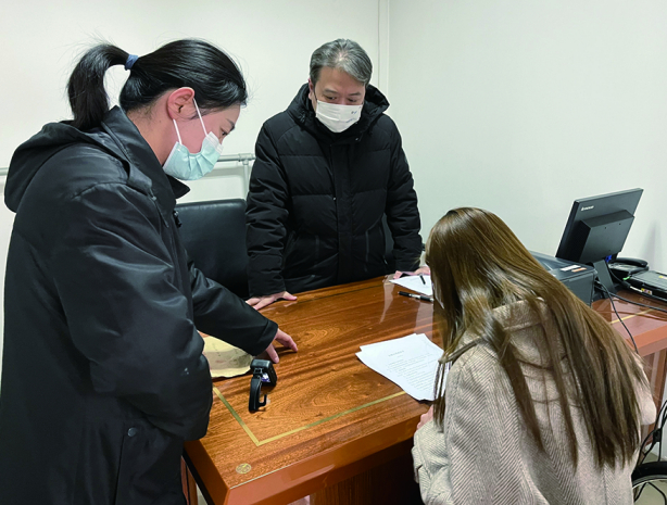 图为马丽娟（左一）在工作现场。