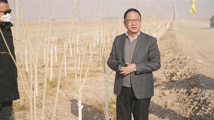     唐建国在一师四团永宁镇万头奶牛养殖示范基地调研（资料图片）。张伟  摄