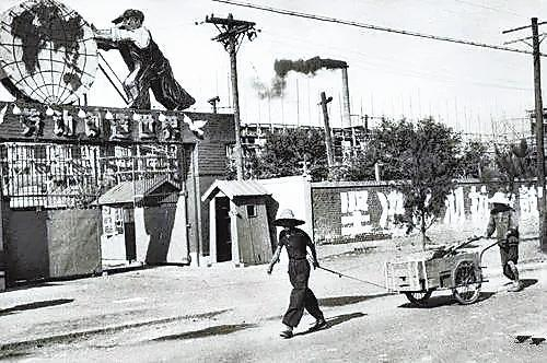     上世纪50年代的东北制药总厂大门。 河北日报资料片