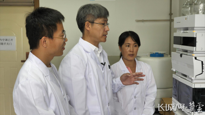 陈雪平（中）与科研人员分析检测数据。赵博轩 摄