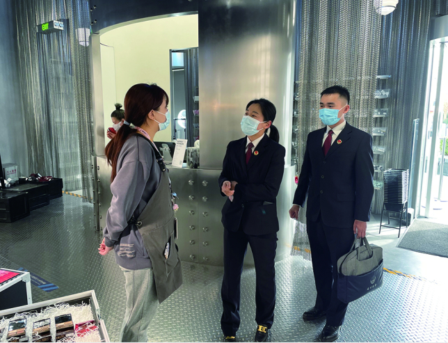 图为1月16日，马丽娟（左二）在超市走访调研。