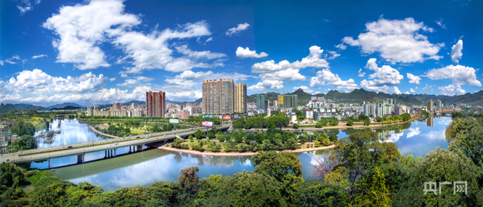 连州三面山岭延绵，一水瀛环（央广网发 潘贤强 摄）