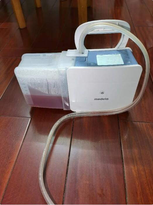 　　图：这是我出院后用的便携式胸引瓶，依然很大很重。中山医院还没有这种设备，葛棣教授跑到上海肺科医院给我借了一台。