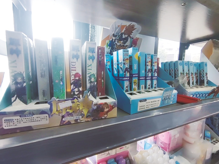     文具店内销售的文具盲盒和“玩具文具”    本报记者 苏昭宇 摄