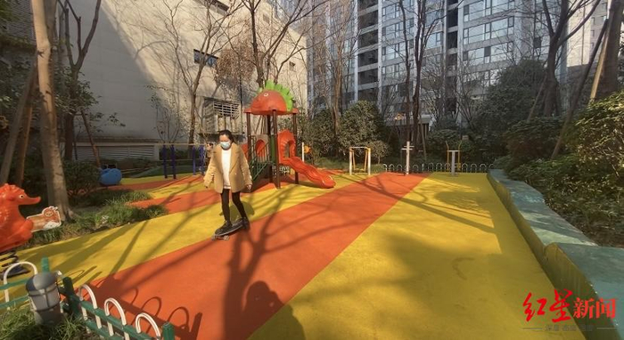 ▲小区升级后的儿童乐园