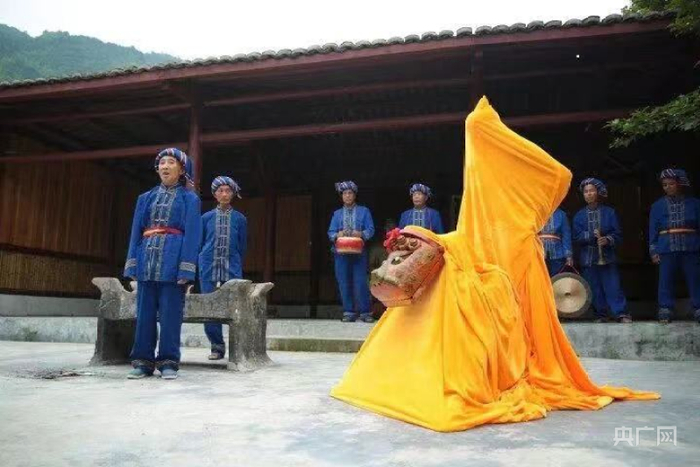连州市三水乡挂榜村木狮队在表演瑶族布袋木狮舞（央广网发 连州市委宣传部供图）