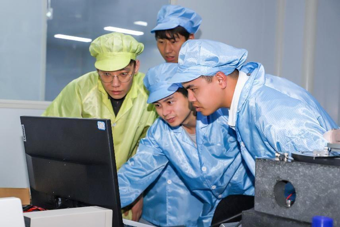 ▲纳米时栅团队攻关技术难题