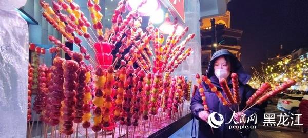 　　冰屋美食集市冰糖葫芦摊位。人民网尚城摄