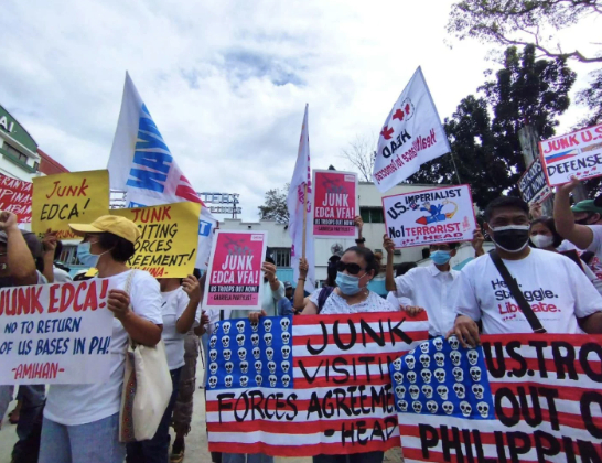 ↑2月2日，菲律宾民众举着“垃圾EDCA”“垃圾VFA”的标语抗议美国扩大对菲律宾军事基地的使用