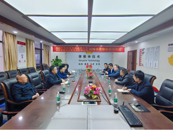 　　图|与会人员交流