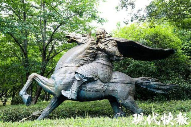 △淹城遗址公园内的岳飞点将台