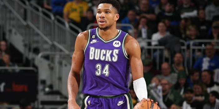 字母哥末节爆发独得18分