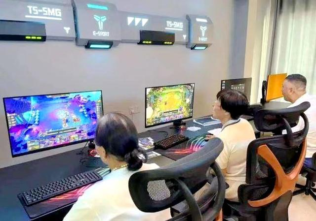 ▲老人们一起玩网络游戏。