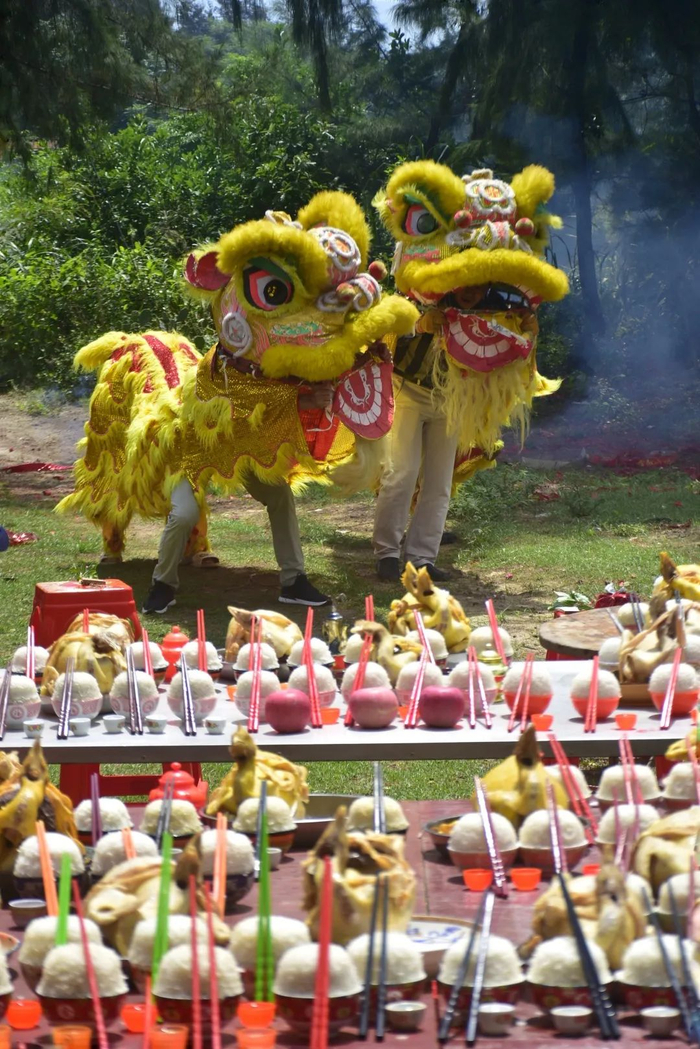 摆宗台、舞狮。张再漾 摄