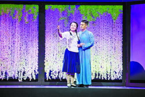 　　▲中外经典双联歌剧《紫藤花》剧照。