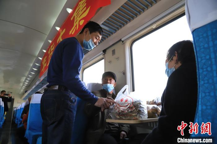 村民在通化至丹东的4318次公益慢火车上销售商品。曲晓曦摄