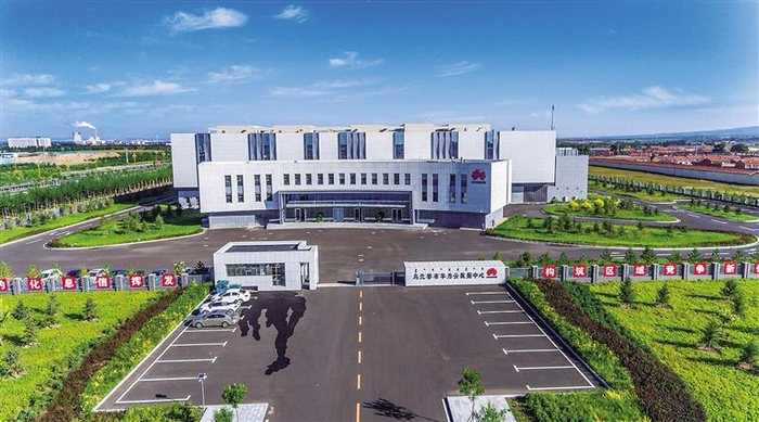 “南贵北乌草原云谷”已成为乌兰察布新名片。图为乌兰察布华为云数据中心外景 高安发 摄