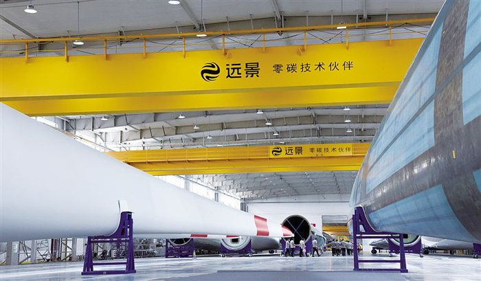 远景科技集团乌兰察布叶片基地内，工人们正在装配风机叶片 唐旋博 摄