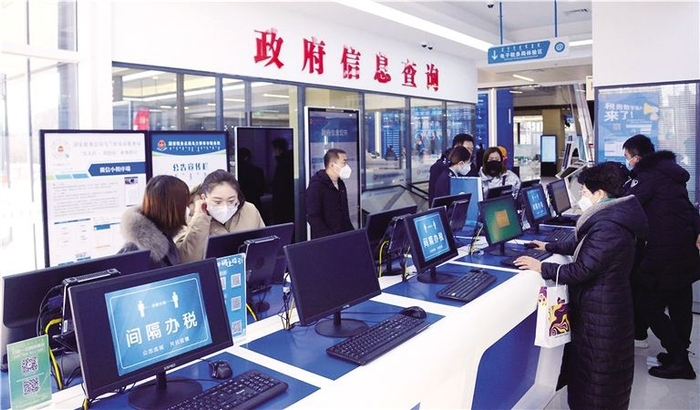 乌兰察布市政务大厅让企业和群众宾至如归 唐璇博 摄