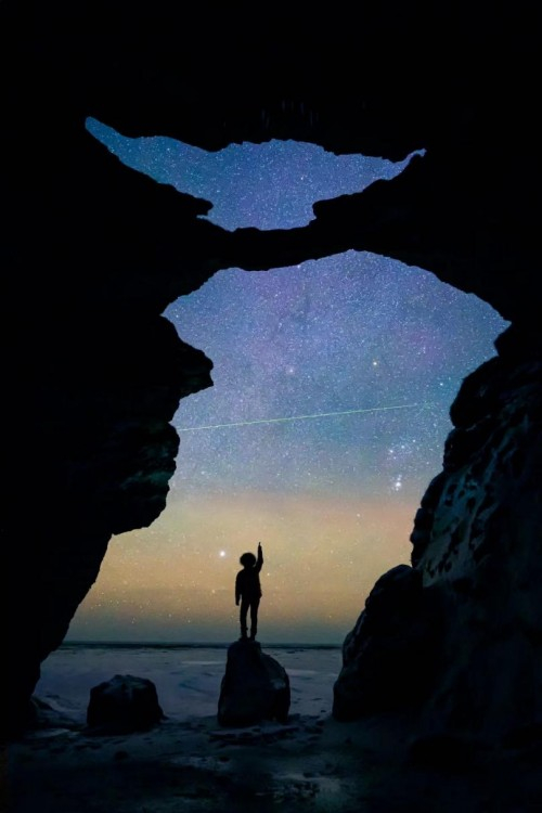 　　叶梓颐在“尤达山洞”拍摄极光流星雨