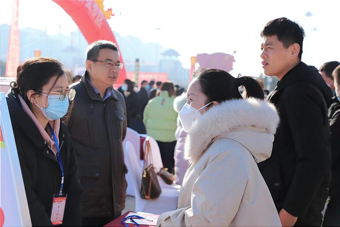 2023年范县“春风行动”暨就业援助月专场招聘会活动现场。冯丽苹摄