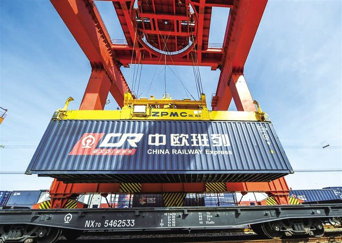 物流园区对中欧班列进行装车作业 纪恩泉 摄