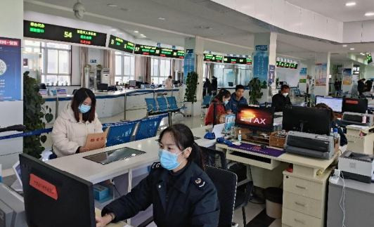 灵台县税务局办税厅干部为纳税人办理业务