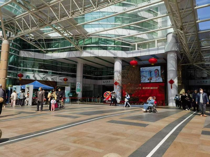 △省中医院大德路健康广场取消分诊通道，街坊又可以在这里练八段锦了。