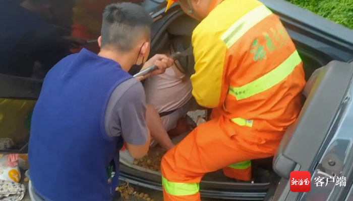 公路养护工人也协助救援。视频截图